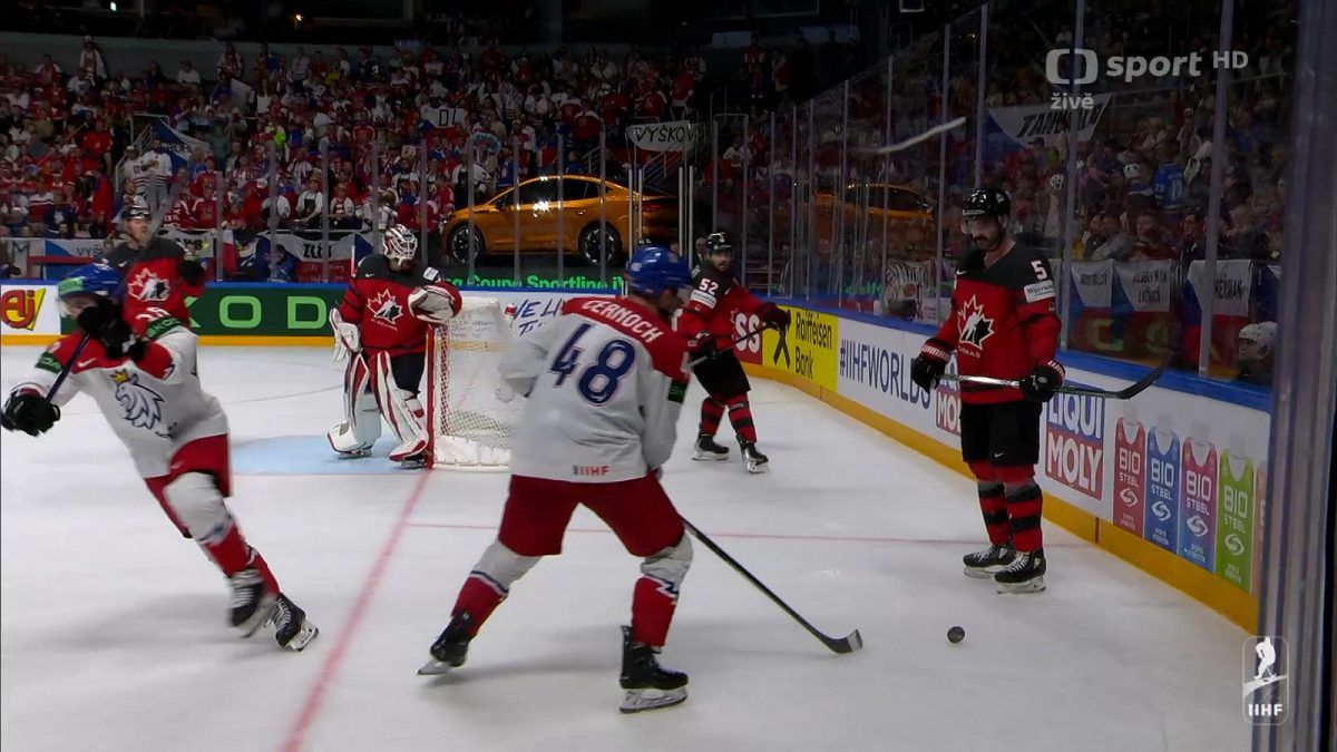 Rozhodčí pochybili, vzkázali Čechům po (ne)ofsajdu. Vždyť čárový byl dva metry ode mě, nechápal Černoch